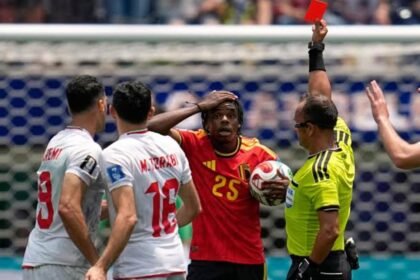 Jugadores de Bélgica e Irán disputan el balón durante el encuentro correspondiente al Grupo G del Mundial 2026.