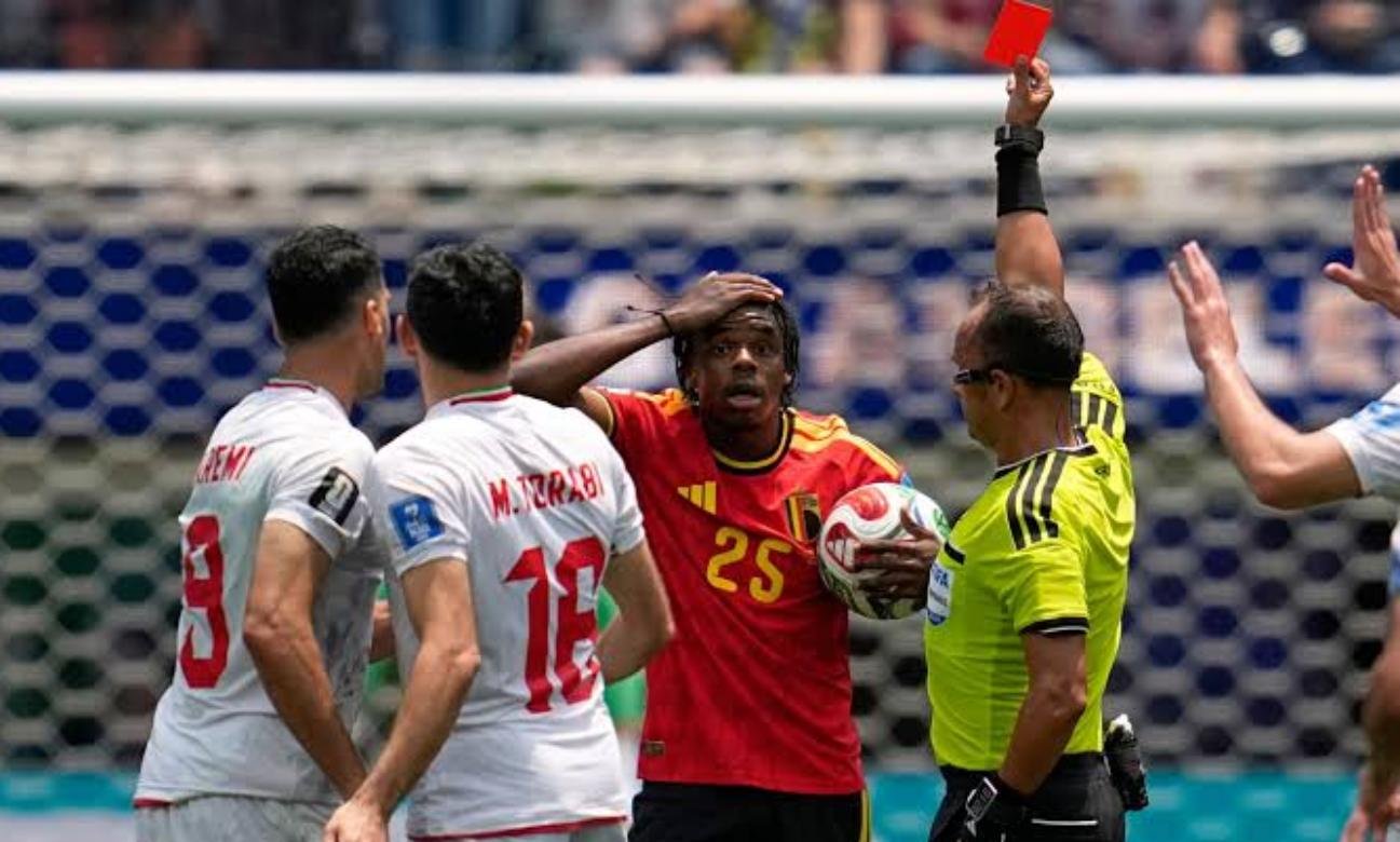 Jugadores de Bélgica e Irán disputan el balón durante el encuentro correspondiente al Grupo G del Mundial 2026.