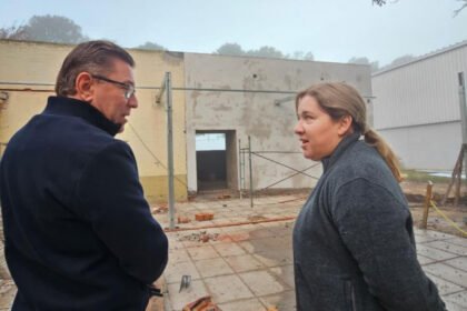 Rodrigo Borla durante una recorrida institucional por obras y entidades del departamento San Justo.