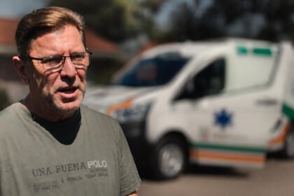 El senador Rodrigo Borla durante la entrega de una ambulancia en el departamento San Justo, en el marco de acciones de fortalecimiento del sistema de salud provincial.