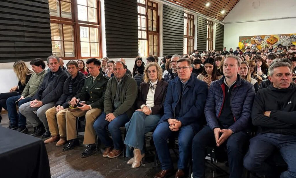 Rodrigo Borla participó de la Expo Carreras acompañado por autoridades del ámbito educativo y representantes de distintas instituciones de educación superior.