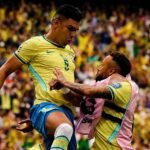 Casemiro celebra junto a Neymar durante un partido con la selección de Brasil. Foto de archivo.
