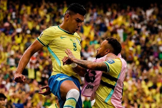 Casemiro celebra junto a Neymar durante un partido con la selección de Brasil. Foto de archivo.