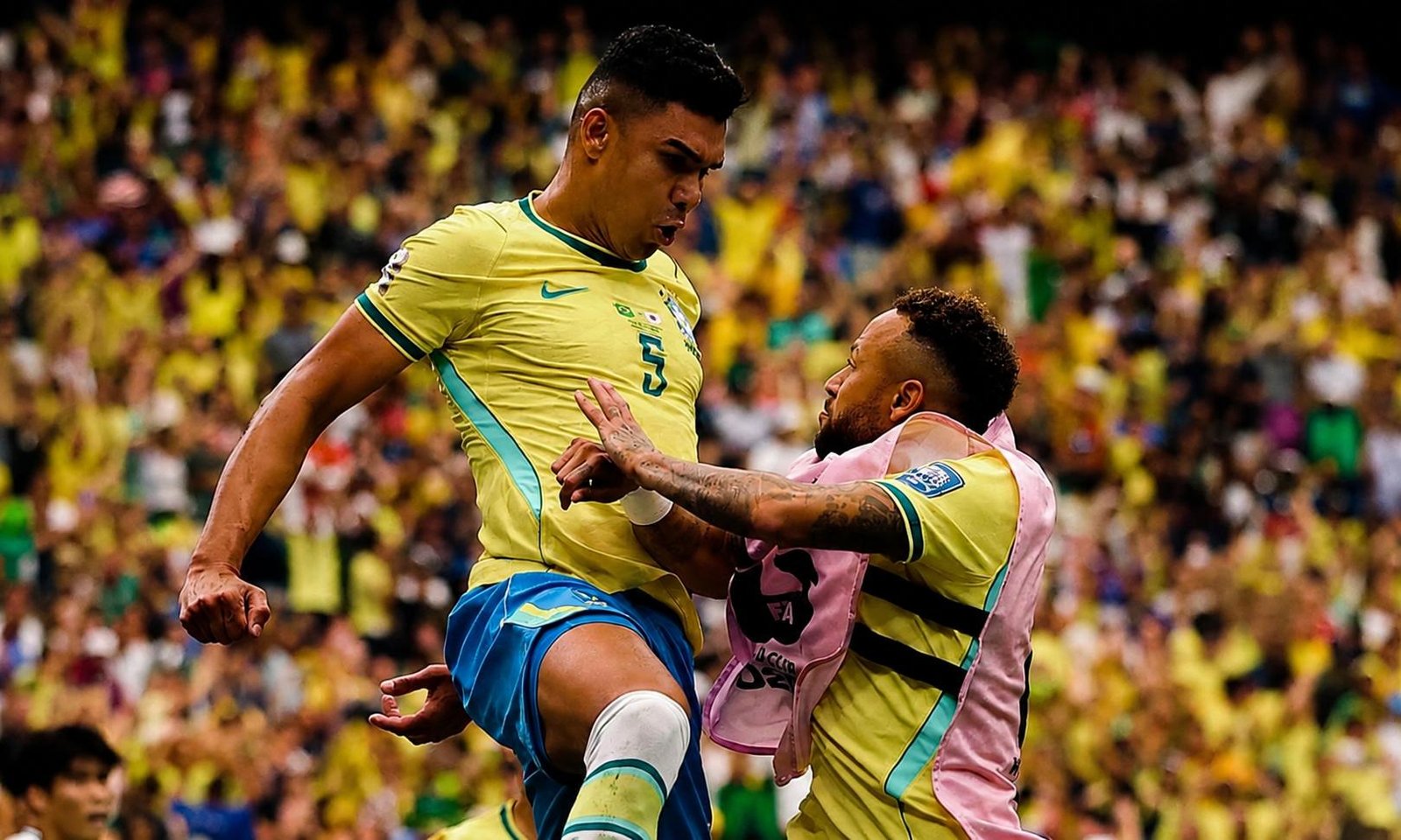Casemiro celebra junto a Neymar durante un partido con la selección de Brasil. Foto de archivo.