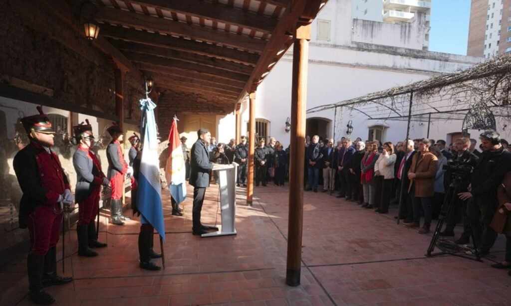 El gobernador Maximiliano Pullaro durante el acto conmemorativo por los 188 años del paso a la inmortalidad del Brigadier General Estanislao López, realizado en la Casa del Brigadier, en la ciudad de Santa Fe.