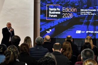 Autoridades provinciales, municipales y representantes del sector productivo durante una presentación institucional vinculada al desarrollo económico, la promoción de inversiones y el comercio exterior. Foto de archivo.