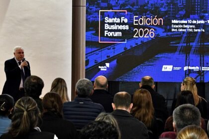 Autoridades provinciales, municipales y representantes del sector productivo durante una presentación institucional vinculada al desarrollo económico, la promoción de inversiones y el comercio exterior. Foto de archivo.