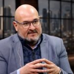 Carlos Suárez, coordinador de Proyectos Estratégicos de la Municipalidad de Santa Fe, durante la entrevista realizada por el periodista Carlos Fornés.