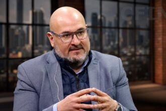 Carlos Suárez, coordinador de Proyectos Estratégicos de la Municipalidad de Santa Fe, durante la entrevista realizada por el periodista Carlos Fornés.