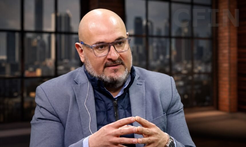 Carlos Suárez, coordinador de Proyectos Estratégicos de la Municipalidad de Santa Fe, durante la entrevista realizada por el periodista Carlos Fornés.