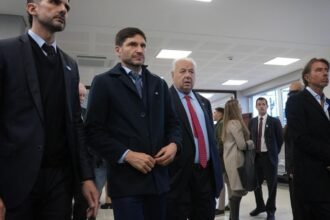 El gobernador Maximiliano Pullaro y el presidente de la Corte Suprema de Justicia de Santa Fe, Rafael Gutiérrez, recorren las instalaciones del nuevo edificio judicial de Casilda, una obra destinada a centralizar y modernizar los servicios de justicia en la región.