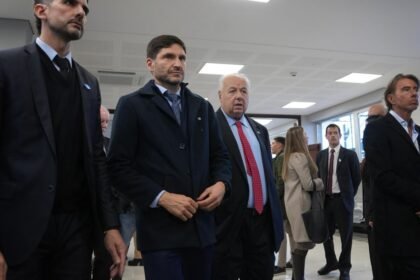 El gobernador Maximiliano Pullaro y el presidente de la Corte Suprema de Justicia de Santa Fe, Rafael Gutiérrez, recorren las instalaciones del nuevo edificio judicial de Casilda, una obra destinada a centralizar y modernizar los servicios de justicia en la región.