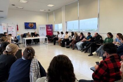 Autoridades y equipos de salud durante una jornada de capacitación y reconocimiento vinculada a procesos de donación y trasplante de órganos. Foto de archivo.