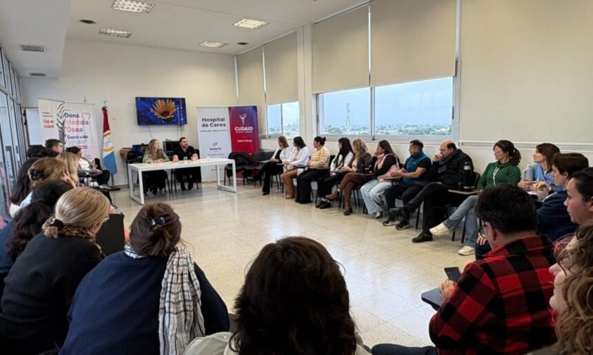 Autoridades y equipos de salud durante una jornada de capacitación y reconocimiento vinculada a procesos de donación y trasplante de órganos. Foto de archivo.