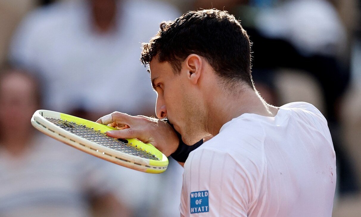 Juan Manuel Cerúndolo durante un partido de Roland Garros 2026, torneo en el que protagonizó una destacada campaña y alcanzó los octavos de final.