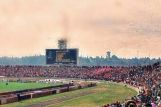 Foto de archivo de hinchas de Club Atlético Colón en el estadio Mario Alberto Kempes (ex Chateau Carreras), Córdoba, durante una histórica convocatoria que marcó la pasión sabalera en el fútbol argentino.