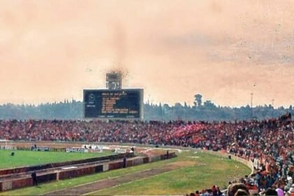 Foto de archivo de hinchas de Club Atlético Colón en el estadio Mario Alberto Kempes (ex Chateau Carreras), Córdoba, durante una histórica convocatoria que marcó la pasión sabalera en el fútbol argentino.