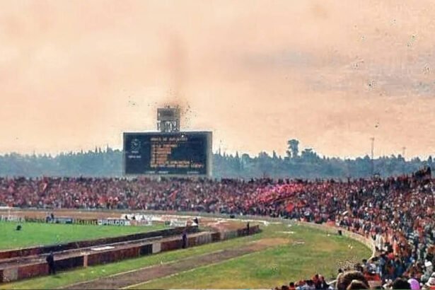 Foto de archivo de hinchas de Club Atlético Colón en el estadio Mario Alberto Kempes (ex Chateau Carreras), Córdoba, durante una histórica convocatoria que marcó la pasión sabalera en el fútbol argentino.