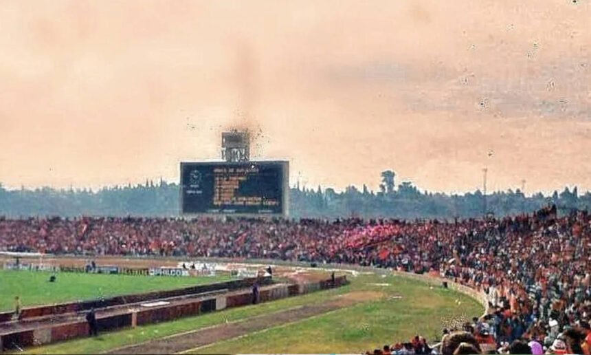 Foto de archivo de hinchas de Club Atlético Colón en el estadio Mario Alberto Kempes (ex Chateau Carreras), Córdoba, durante una histórica convocatoria que marcó la pasión sabalera en el fútbol argentino.