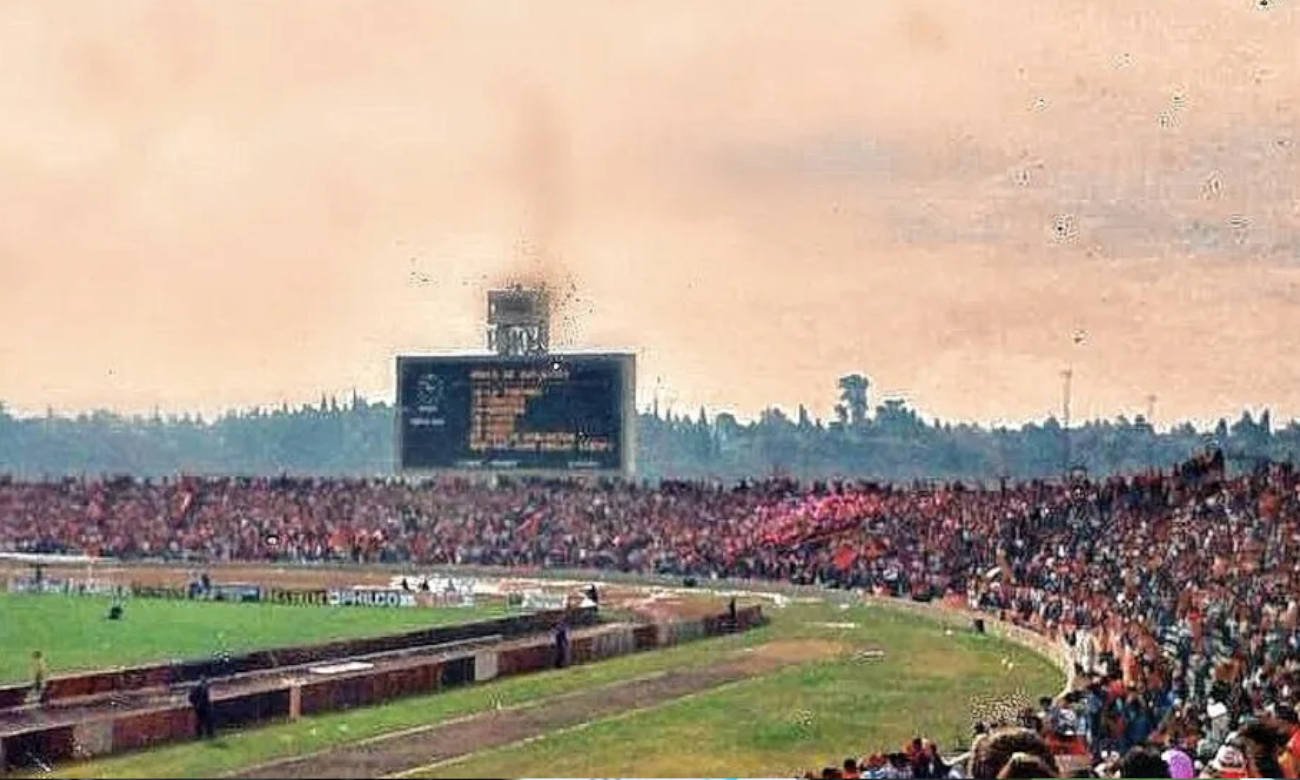 Foto de archivo de hinchas de Club Atlético Colón en el estadio Mario Alberto Kempes (ex Chateau Carreras), Córdoba, durante una histórica convocatoria que marcó la pasión sabalera en el fútbol argentino.