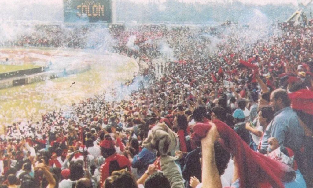 Imagen de hinchas de Club Atlético Colón en el estadio Mario Alberto Kempes, Córdoba, acompañando al equipo en una de las movilizaciones más recordadas del ascenso argentino.