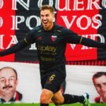 Julián Marcioni celebra uno de los goles de Colón en la victoria ante Defensores de Belgrano por la Primera Nacional. El delantero selló la goleada sabalera en el estadio Juan Pasquale.