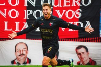 Julián Marcioni celebra uno de los goles de Colón en la victoria ante Defensores de Belgrano por la Primera Nacional. El delantero selló la goleada sabalera en el estadio Juan Pasquale.