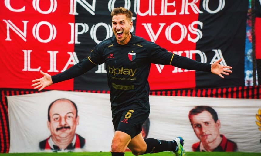 Julián Marcioni celebra uno de los goles de Colón en la victoria ante Defensores de Belgrano por la Primera Nacional. El delantero selló la goleada sabalera en el estadio Juan Pasquale.