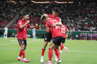 Jugadores de Corea del Sur celebran uno de los goles que le permitió al conjunto asiático revertir el resultado ante República Checa en la Copa del Mundo.