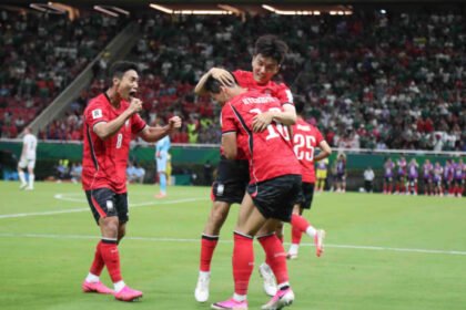 Jugadores de Corea del Sur celebran uno de los goles que le permitió al conjunto asiático revertir el resultado ante República Checa en la Copa del Mundo.