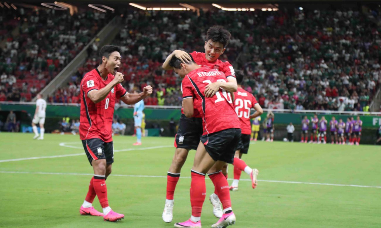 Jugadores de Corea del Sur celebran uno de los goles que le permitió al conjunto asiático revertir el resultado ante República Checa en la Copa del Mundo.