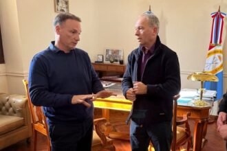 El intendente Elvio Cotterli mantuvo un encuentro con el ministro de Obras Públicas de Santa Fe, Lisandro Enrico, en el marco de las gestiones para impulsar obras de infraestructura y mejorar los servicios esenciales en Laguna Paiva.