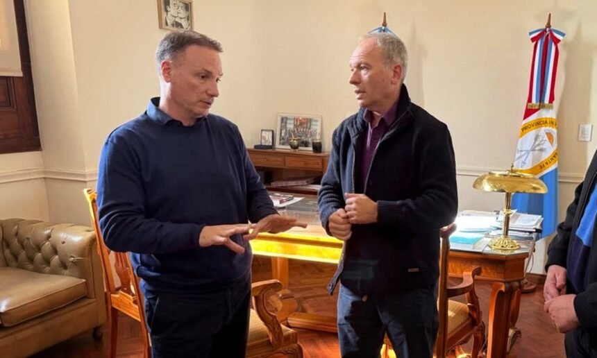 El intendente Elvio Cotterli mantuvo un encuentro con el ministro de Obras Públicas de Santa Fe, Lisandro Enrico, en el marco de las gestiones para impulsar obras de infraestructura y mejorar los servicios esenciales en Laguna Paiva.