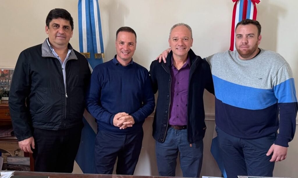 Autoridades municipales y representantes de la Cooperativa de Agua Potable durante la presentación del aporte destinado a una obra clave para el sistema de agua de Laguna Paiva.