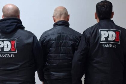 Personal de la Policía de Investigaciones durante un procedimiento vinculado a una causa por presuntas estafas virtuales. Foto de archivo.