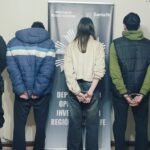 Los tres detenidos fueron trasladados a la ciudad de Santa Fe en el marco de una investigación por presuntas estafas informáticas que provocaron pérdidas millonarias a varias víctimas. Foto: PDI.