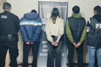Los tres detenidos fueron trasladados a la ciudad de Santa Fe en el marco de una investigación por presuntas estafas informáticas que provocaron pérdidas millonarias a varias víctimas. Foto: PDI.