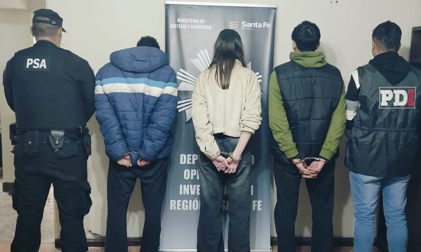Los tres detenidos fueron trasladados a la ciudad de Santa Fe en el marco de una investigación por presuntas estafas informáticas que provocaron pérdidas millonarias a varias víctimas. Foto: PDI.