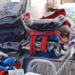 Vecinos y organizaciones participan de una campaña solidaria destinada a reunir ropa de abrigo y elementos esenciales para asistir a personas en situación de vulnerabilidad.
