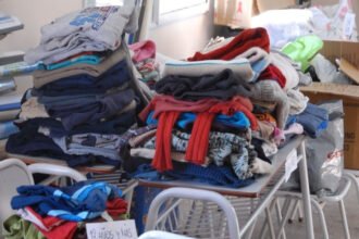 Vecinos y organizaciones participan de una campaña solidaria destinada a reunir ropa de abrigo y elementos esenciales para asistir a personas en situación de vulnerabilidad.