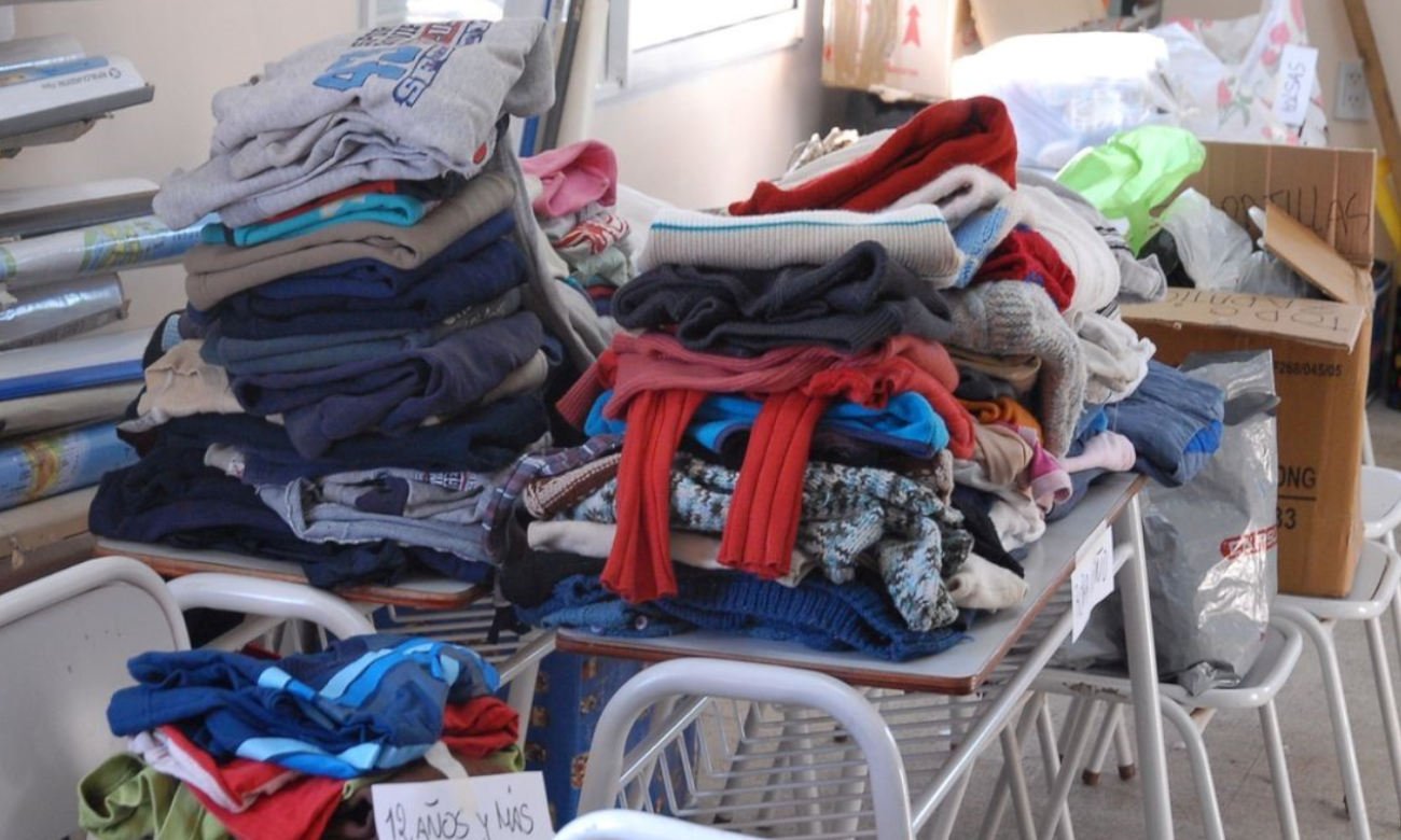 Vecinos y organizaciones participan de una campaña solidaria destinada a reunir ropa de abrigo y elementos esenciales para asistir a personas en situación de vulnerabilidad.