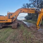 Trabajos de limpieza y mantenimiento en canales del departamento 9 de Julio para mejorar el escurrimiento del agua.