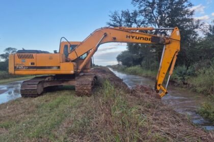 Trabajos de limpieza y mantenimiento en canales del departamento 9 de Julio para mejorar el escurrimiento del agua.