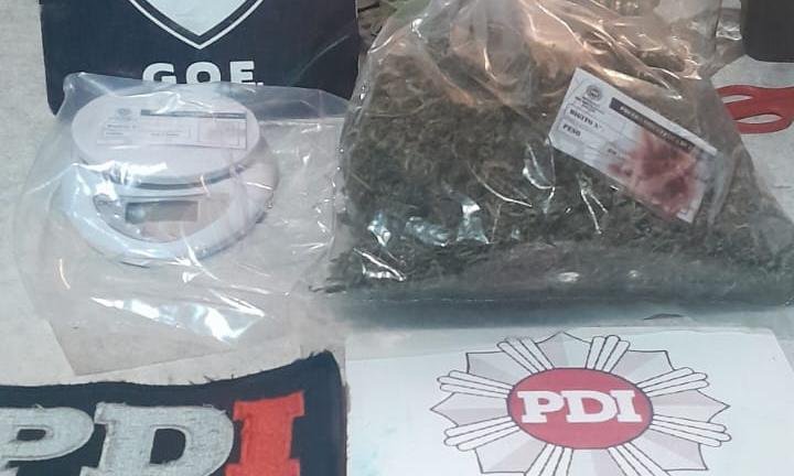 Marihuana, una balanza de precisión, un teléfono celular y otros elementos incautados en un operativo policial.