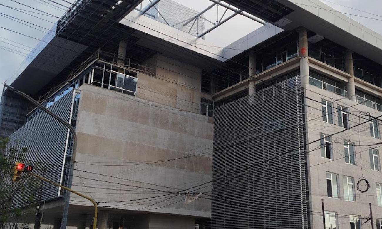 Vista de las obras del nuevo Anexo del Palacio de Justicia de Santa Fe, una infraestructura clave para la reorganización de dependencias judiciales. Foto de archivo.