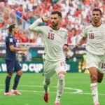 Álex Baena celebra una conquista con la camiseta de la selección de España.
