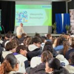 Estudiantes recorren los distintos stands de instituciones educativas durante una nueva edición de la Expo Carreras realizada en San Justo.