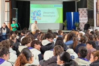 Estudiantes recorren los distintos stands de instituciones educativas durante una nueva edición de la Expo Carreras realizada en San Justo.