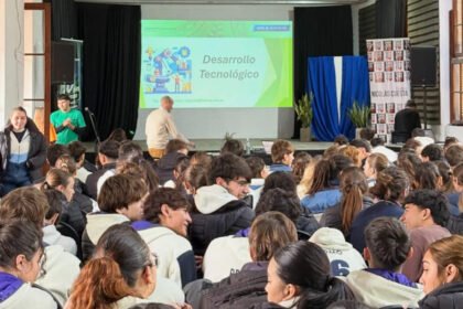 Estudiantes recorren los distintos stands de instituciones educativas durante una nueva edición de la Expo Carreras realizada en San Justo.