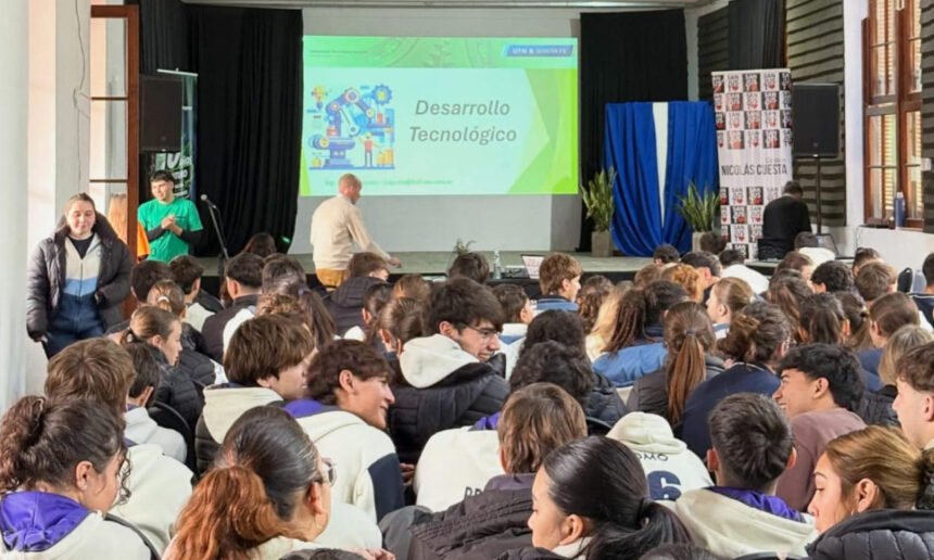 Estudiantes recorren los distintos stands de instituciones educativas durante una nueva edición de la Expo Carreras realizada en San Justo.